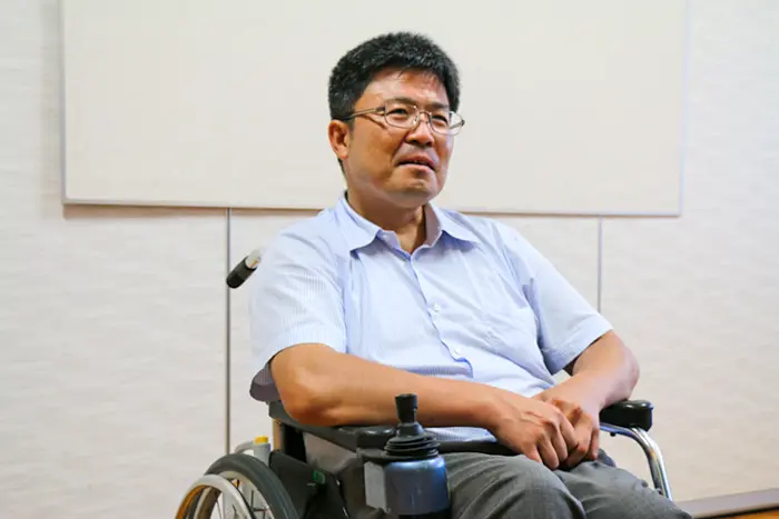 学校の同調圧力が、職場の働きづらさにつながっていると指摘する