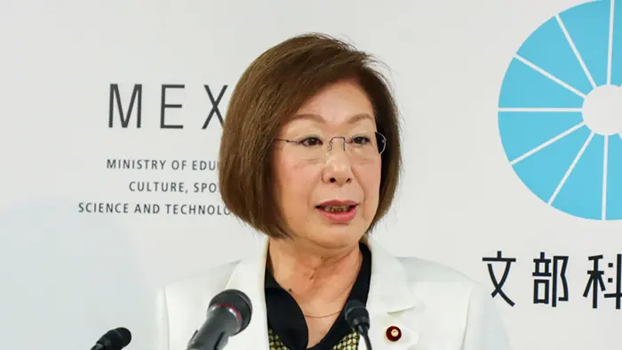 閣議後会見で質疑に応じる永岡文科相