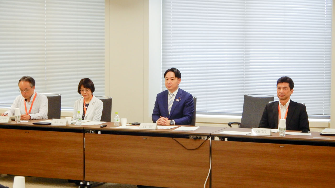 学童保育の待機児童解消 小倉担当相が自治体と意見交換