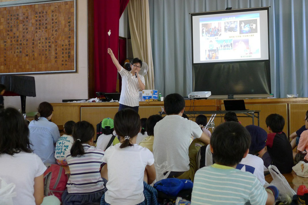 小学校の出前授業で宇宙開発について語る藤島教諭（藤島教諭提供）