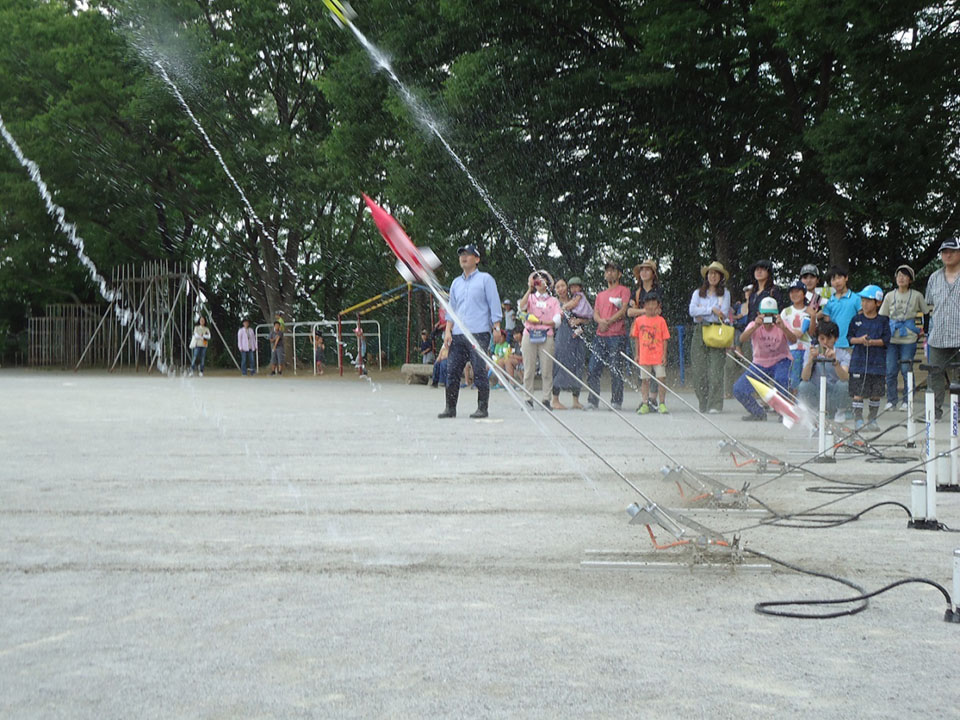 児童が作成した風船ロケットの打ち上げ（藤島教諭提供）