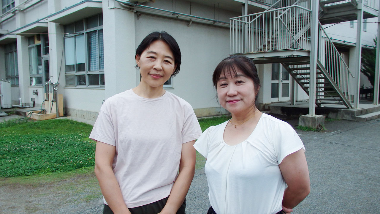 緒方校長（右）と「子ども食堂カフェ北野」の奥野代表