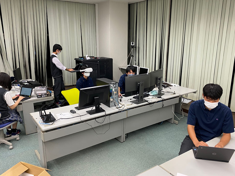 「ICT Lab」で活動する生徒たち（徳竹教諭提供）