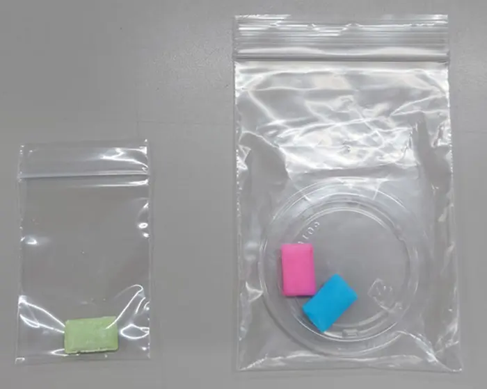 2色ガム（右）と咀嚼判定用ガム（左）