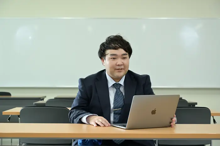 「教職課程を取っていなかったので、本当に初めて教壇に立った」と話す桐原副校長