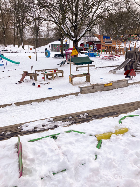 雪の中でもカラフルな遊具