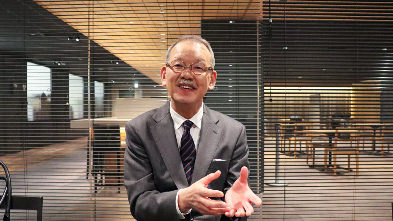 記者の質問に笑顔で答える荒瀬氏