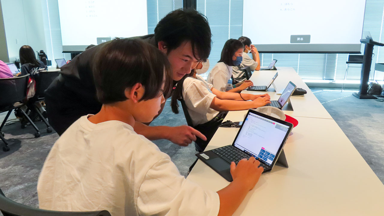 MIXIの社員に教わりながら、プログラミングに取り組む「デジタルクリエイティブ部」の中学生