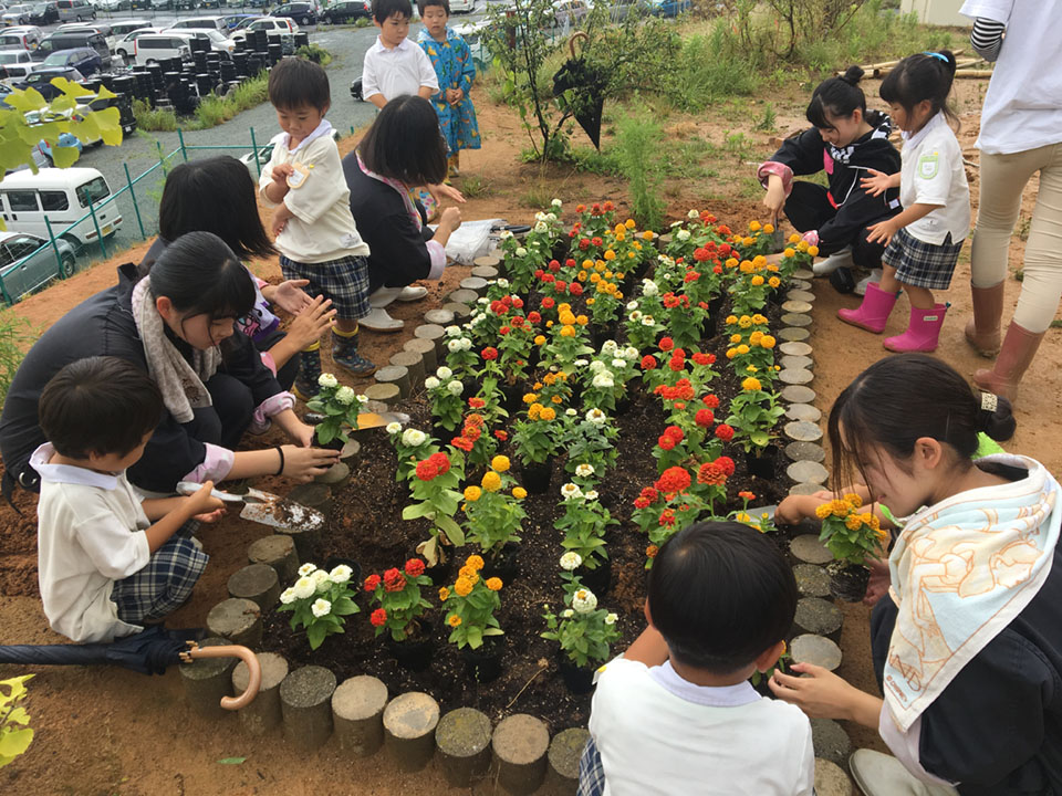 保育園で園芸活動に取り組む生徒たち（新谷教諭提供）