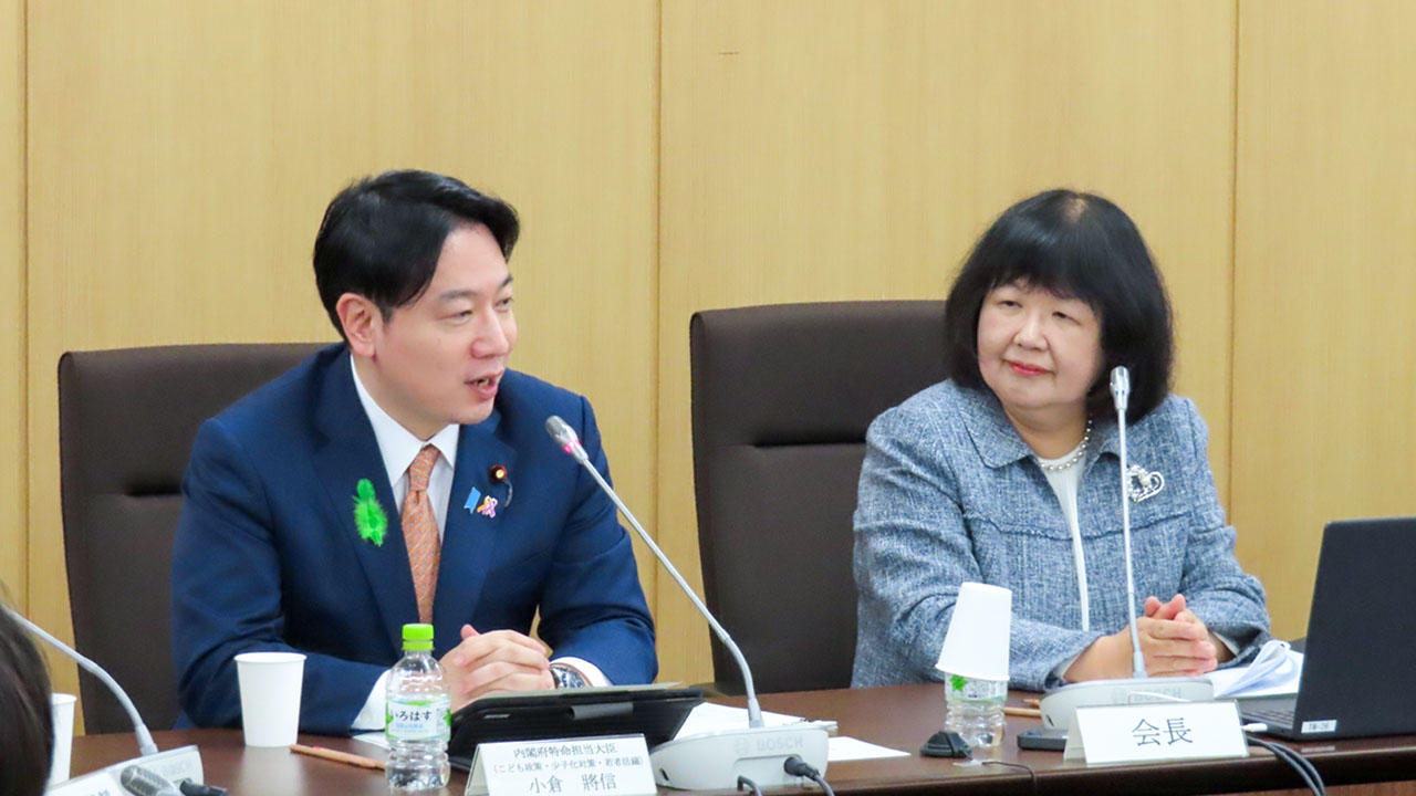 こども家庭審議会の初会合に臨む秋田会長（右）