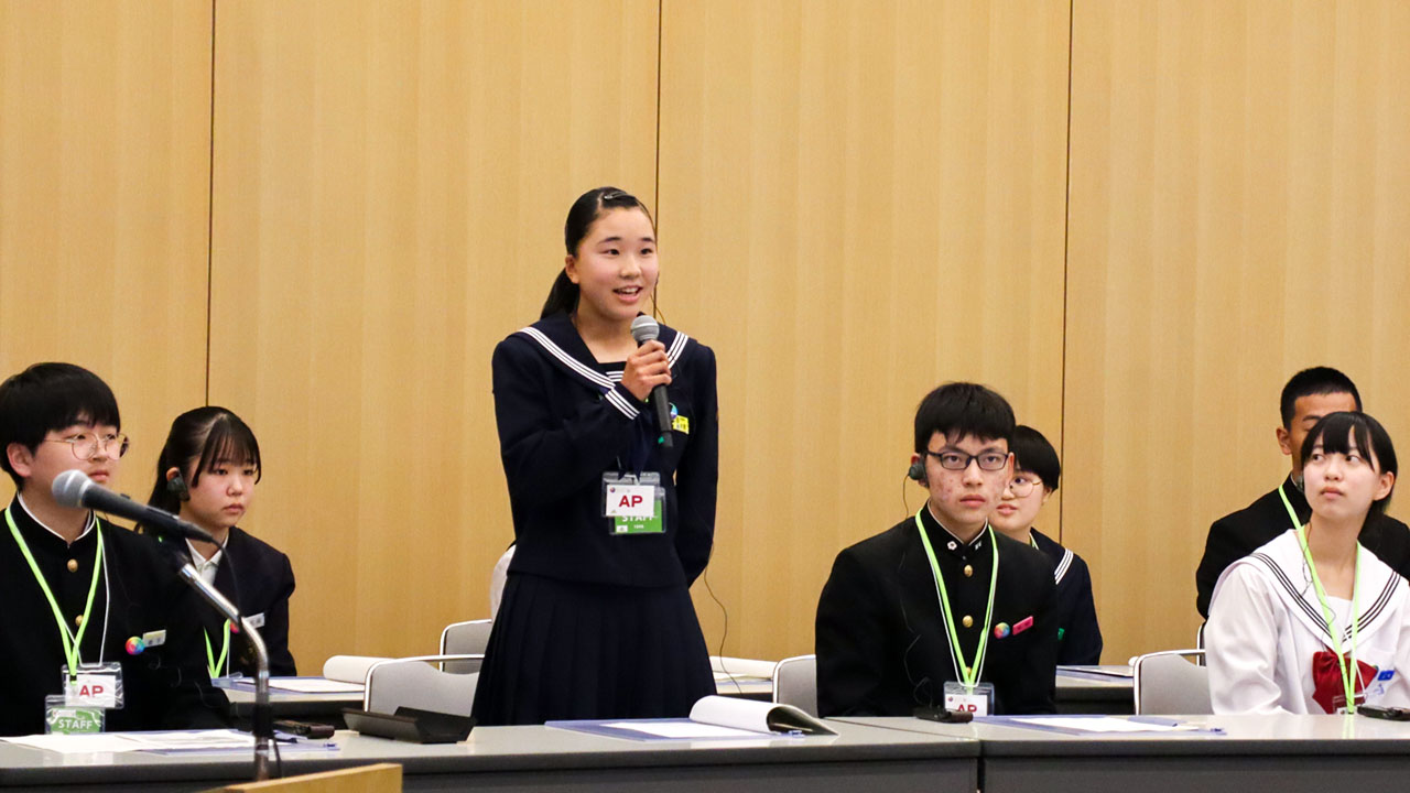 各国代表と意見交換を行う富山市と金沢市の中学生たち＝5月12日、富山市