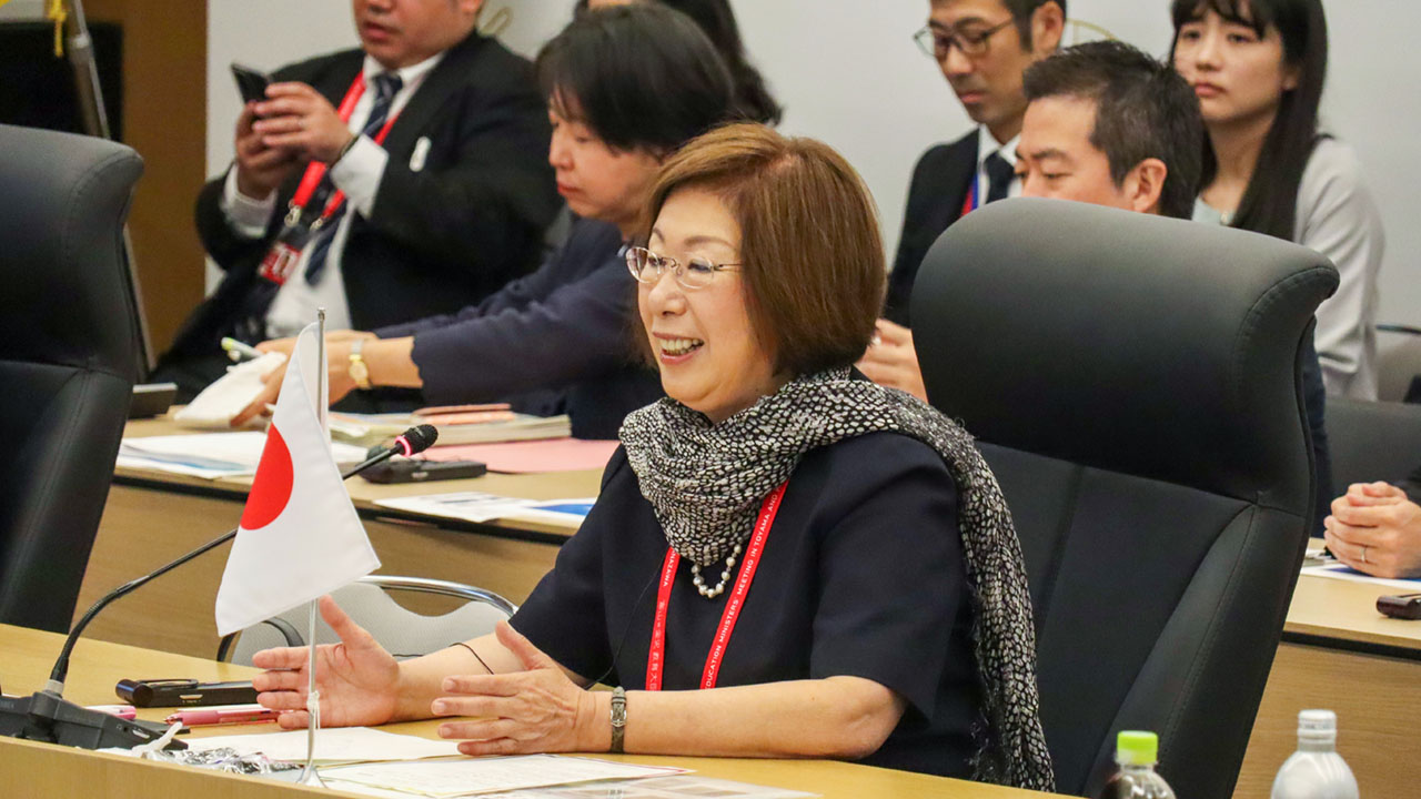 中学生との意見交換で笑顔を見せる永岡文科相＝5月12日、富山市