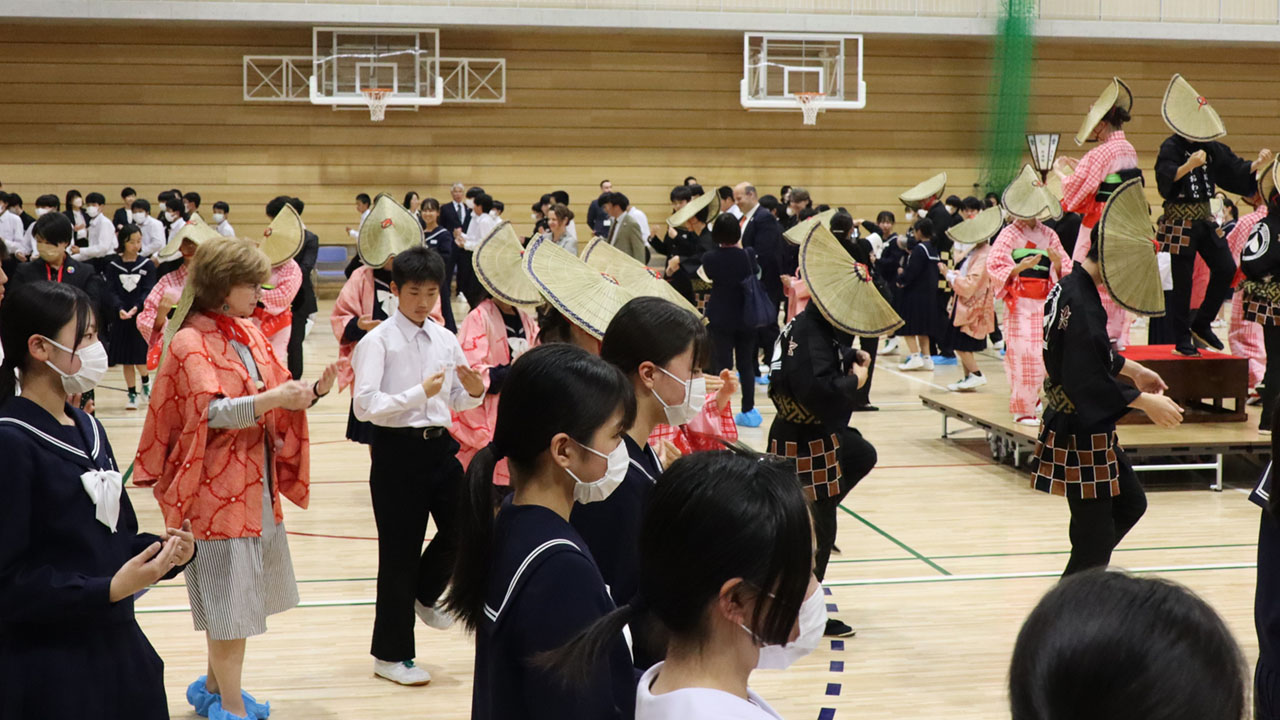郷土芸能のおわら踊りを生徒に教わりながら体験するG7教育相会合の参加者＝富山市の八尾中学校