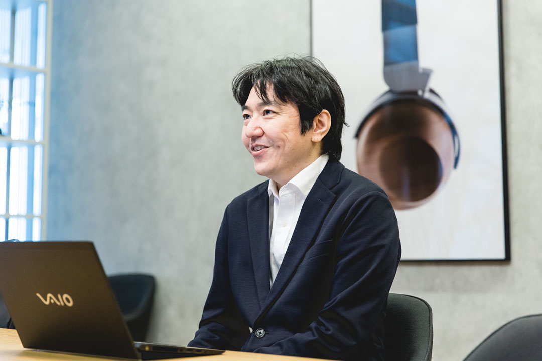 高校生の頃から、日本の未来に危機感を抱いていたと話す礒津氏
