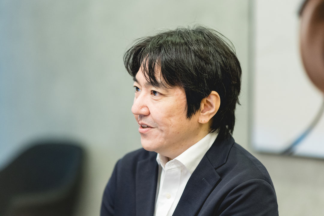 プログラミング教育に正解・不正解のある課題を出す意味はないと話す