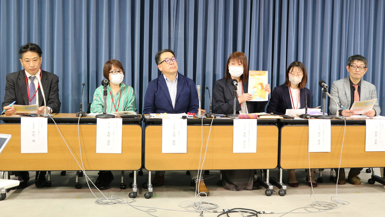 不登校による収入減世帯3割超、食費などが増加 NPO調査