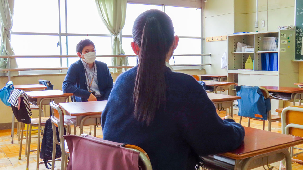 教師と対話する生徒