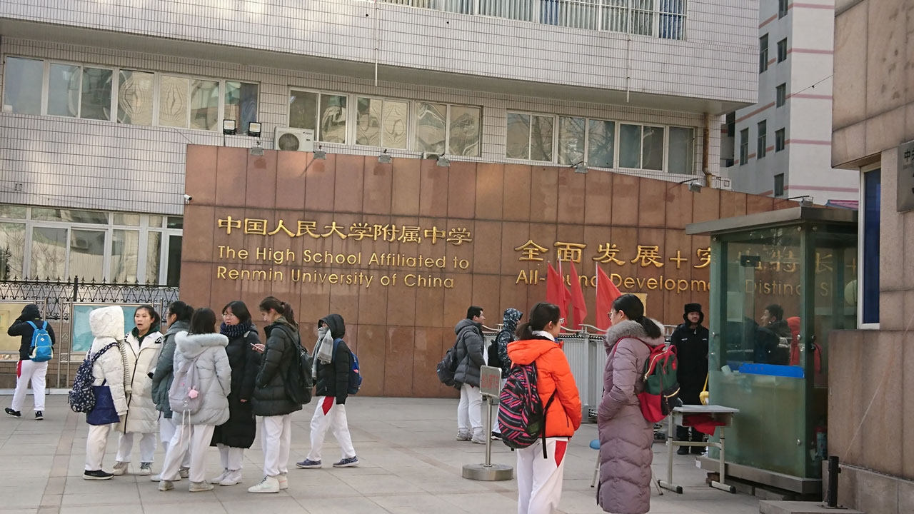 北京の中学生。放課後は学校に残って勉強したり、塾などに通ったりする（筆者撮影）