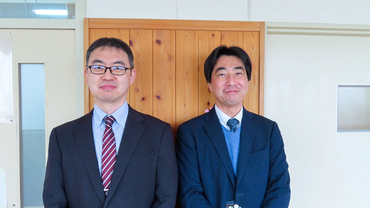 コウフリプラスの導入を進めた星野事務主幹（左）と蓮見教頭（右）