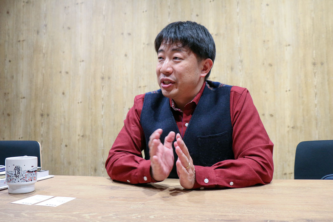 現在の教育をブロック玩具に例えて説明する松田さん