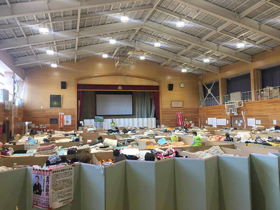台風19号災害の小学校体育館の避難所（写真提供：認定NPO SEEDS Asia）