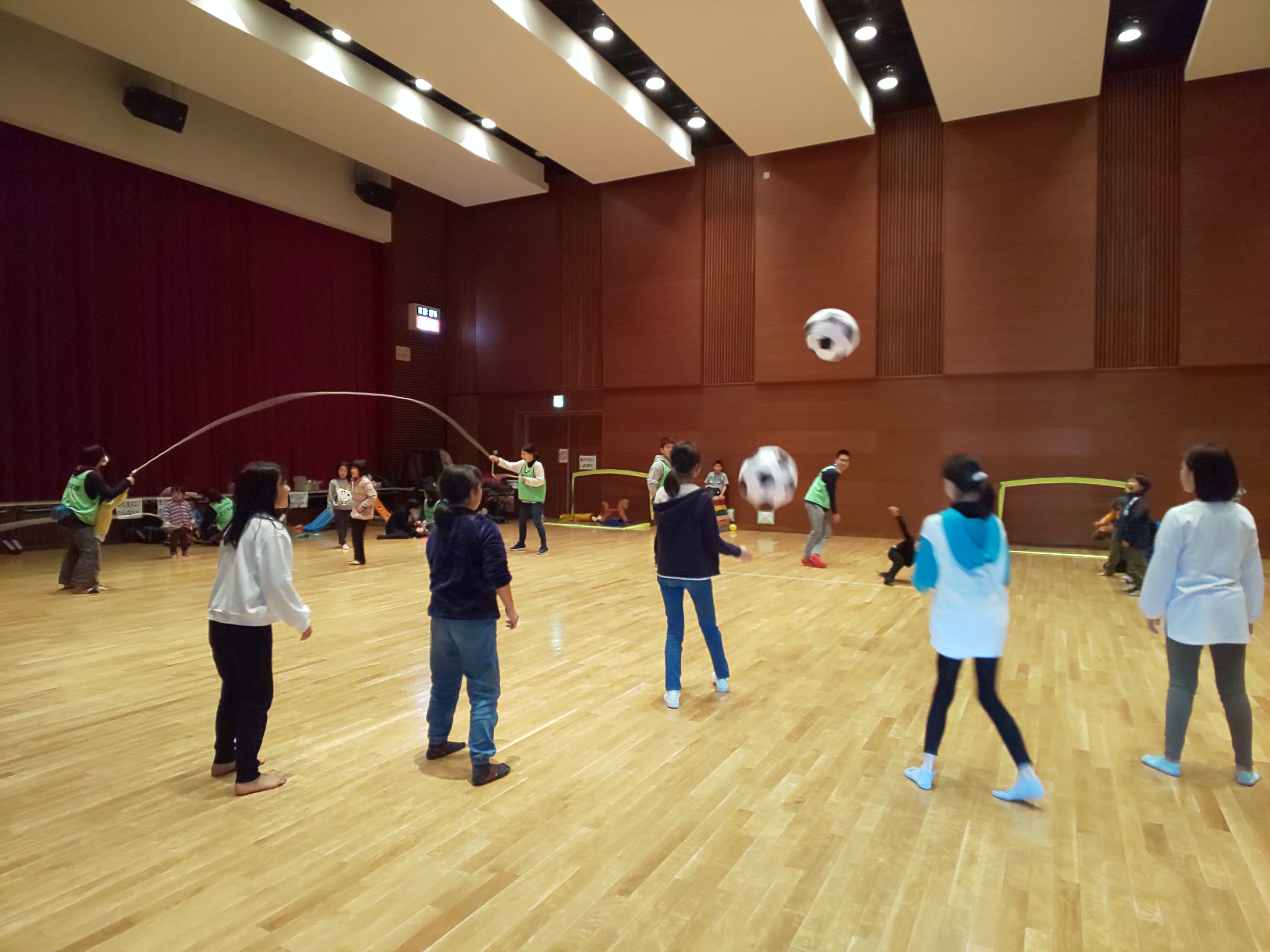 公民館で高校生たちとゴムボール遊び（写真提供：認定NPO法人カタリバ）