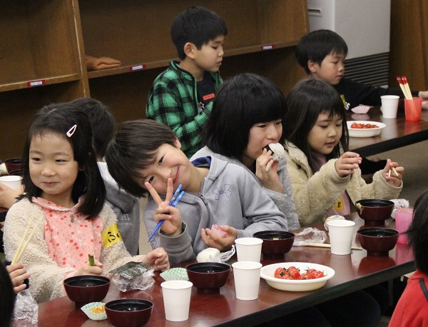 子ども食堂提供のおにぎりやおみそ汁を食べる子どもたち（写真提供：認定NPO法人カタリバ）