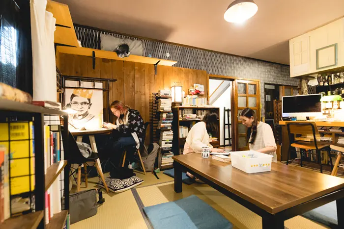 やって来た高校生たちが思い思いの場所で過ごす＝撮影:市川五月