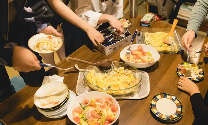 この日のメイン料理はチキンとほうれん草のグラタン。鴻巣さんの特製レシピだ＝撮影:市川五月