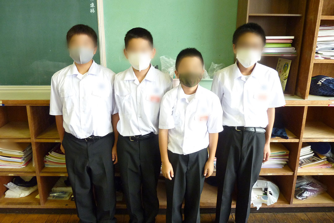 中学生への制服支援（写真提供：公益社団法人セーブ・ザ・チルドレン・ジャパン）