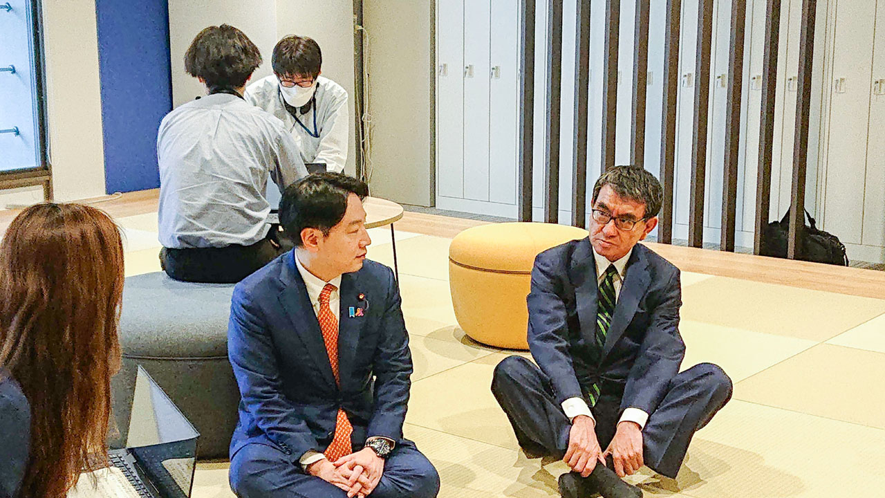 子育て支援のDXはこども家庭庁から 河野デジタル相が視察