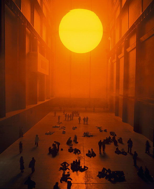 Olafur Eliasson　The weather project, 2003Installation view: Tate Modern, London, 2003Photo: Andrew Dunkley & Marcus LeithCourtesy of the artist; neugerriemschneider, Berlin; Tanya Bonakdar Gallery, NewYork / Los Angeles© 2003 Olafur Eliassonオラファー・エリアソンは美術館の中に人工的な太陽を表現する作品を制作した