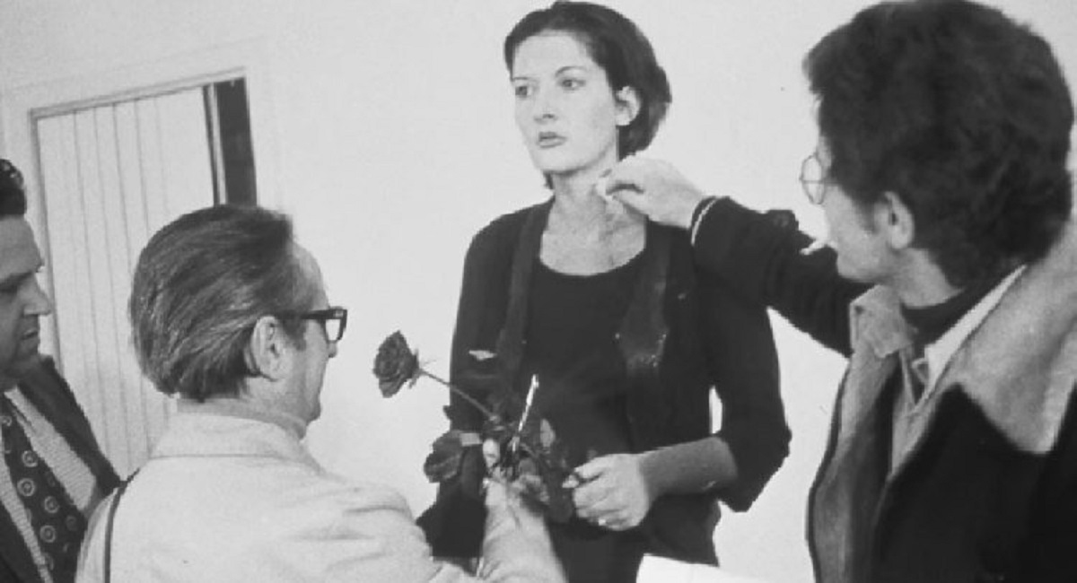ABRAMOVIC MARINA　Rhythm 0, 1974 MoMA, NY© VG BILD-KUNST, Bonn & JASPAR, Tokyo, 2023 G3108マリーナ・アブラモビッチは「Rhythm 0」というパフォーマンスで、用意した72個の物品を直立不動する自分の身体に自由に使用させる表現を試みた
