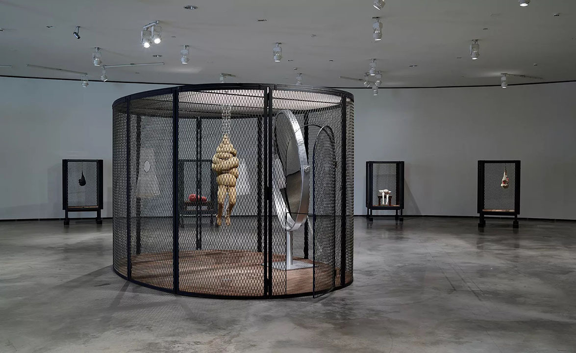 Louise Bourgeois’ Cells are currently on display at the Guggenheim in Bilbao, Spain. Pictured: installation view, featuring Cell XXVI, 2003(Image credit: Louise Bourgeois)ルイーズ・ブルジョアは自身の個人的な記憶や痛み、トラウマなどをモチーフに作品を制作する