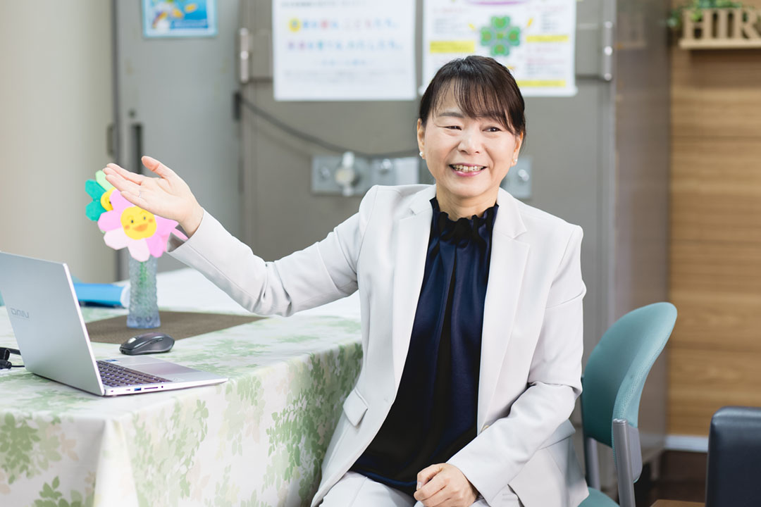 校内の森で子どもたちが楽しんでいる様子をうれしそうに語る中島校長