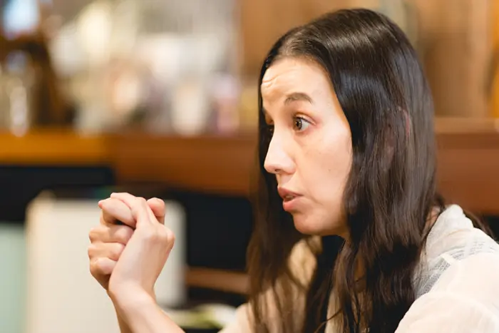 いじめによる心の傷は、大人への不信感を長引かせると話す鴻巣さん＝撮影:市川五月