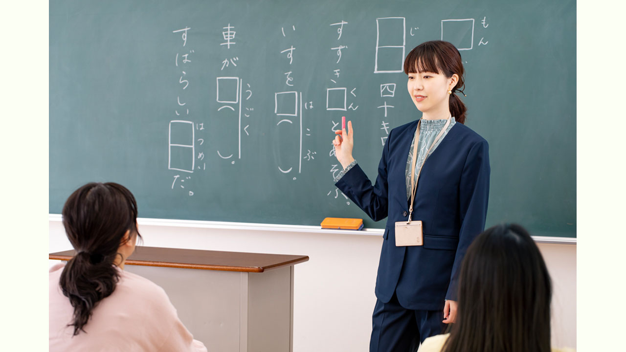 機能性とフォーマルさを兼備 日本初の教職員用スーツ発売