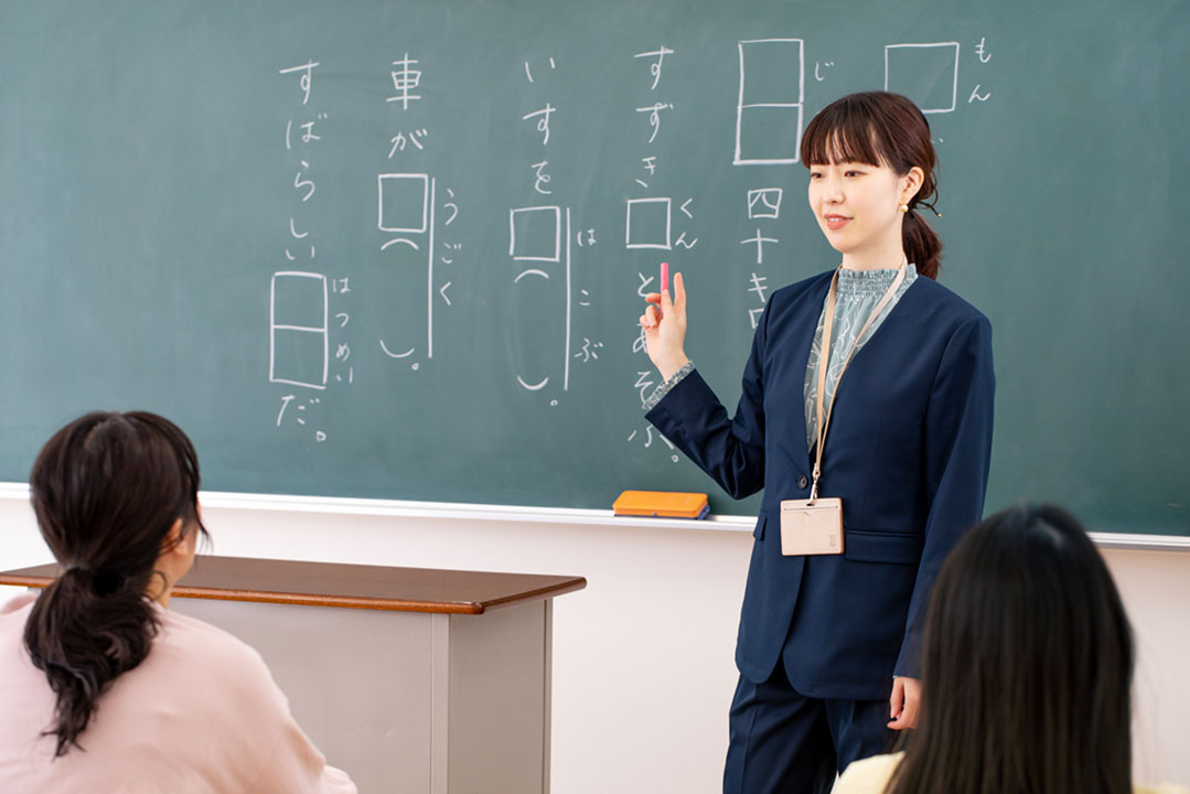 さまざまな教職員の働き方にフィットさせた「先生スーツ」（オアシスライフスタイルグループ提供）