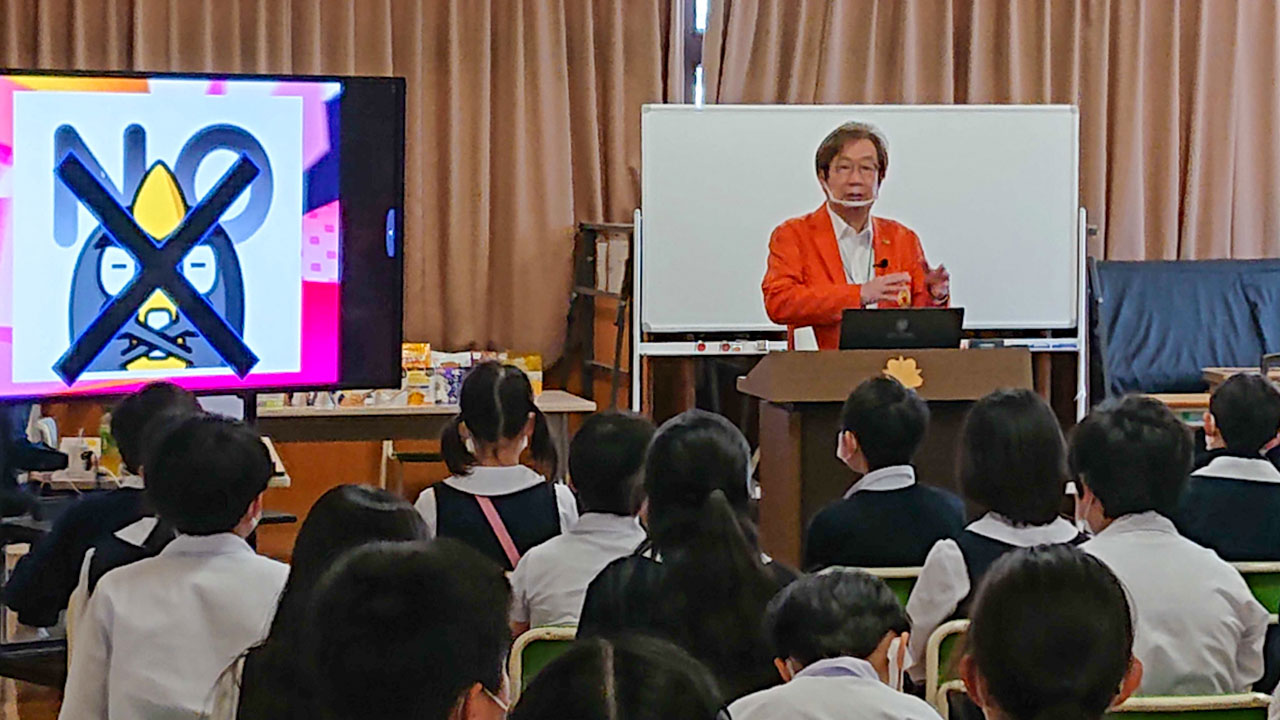 クイズを出しながら子どもたちに防災の考え方を解説する木原さん