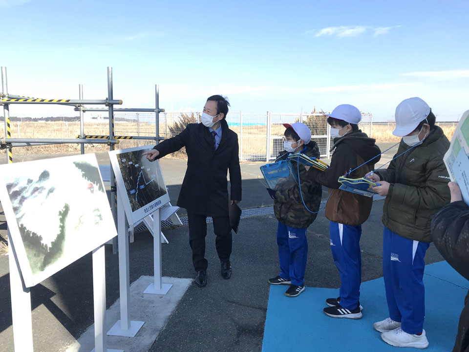 震災遺構になった請戸小を訪れ、子どもたちに当時のことを伝える横山校長（左、同）