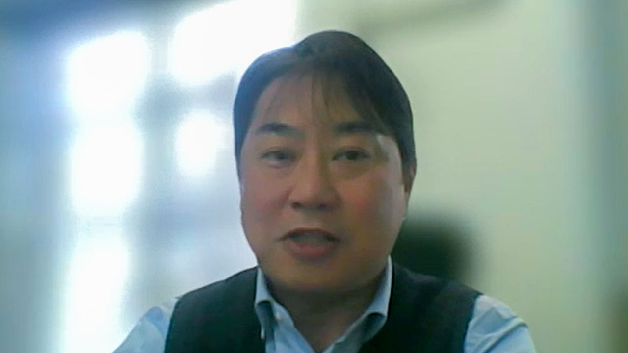 インタビューに答えるクミカ工業の西川社長