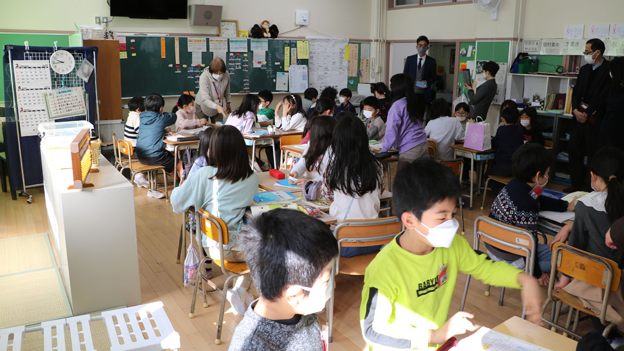 YSTでは児童がそれぞれに分かれて学習する