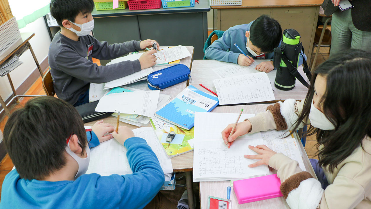 少人数で集まって学習する児童たち