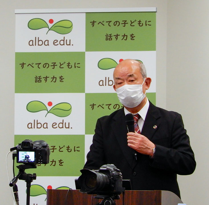 戸田市で導入を決めた経緯を話す戸ヶ﨑教育長