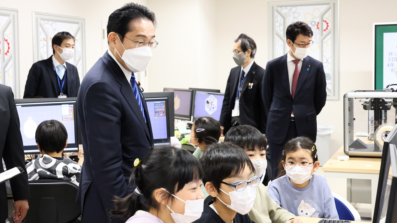 教員の処遇見直し「骨太の方針に方向性を示す」 岸田首相表明