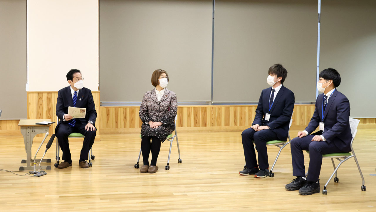 若手教員と懇談する岸田首相（左端）と永岡文科相（左から2人目）＝首相官邸ホームページから