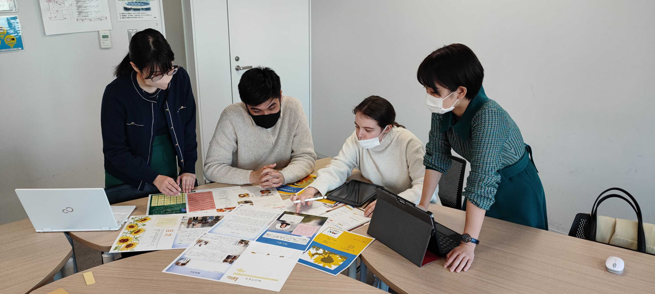 パンフレットの編集作業にいそしむ武蔵野大学の勉強会のメンバー（同学提供）