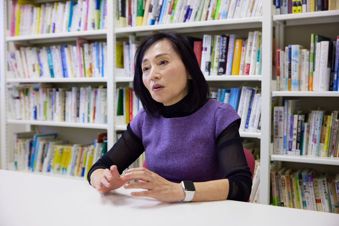校則の見直しについて持論を述べる片山教授