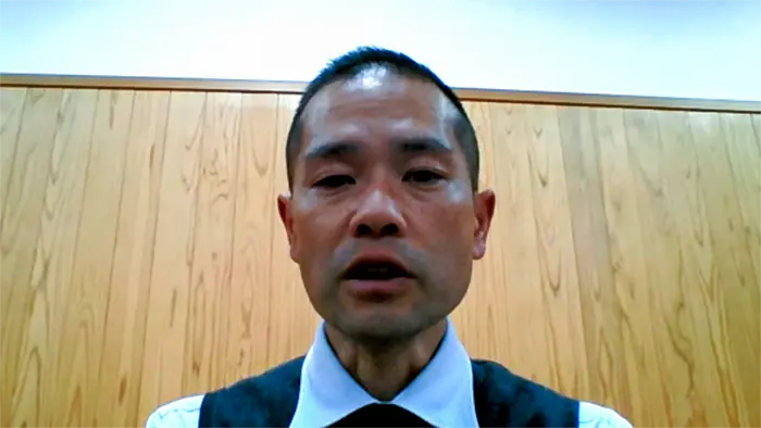オンラインインタビューに応じる松田教諭＝オンラインで取材