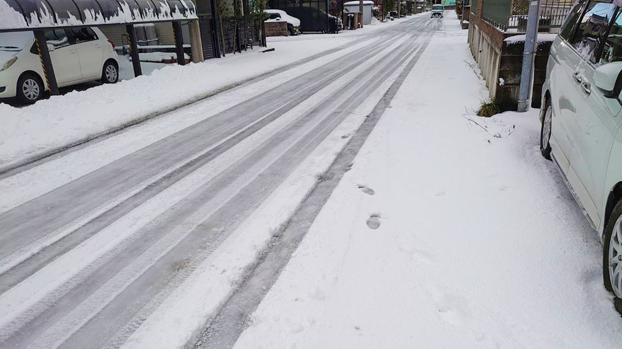 24日に大雪警報が出された福井県敦賀市（25日午後3時ごろ・読者提供）